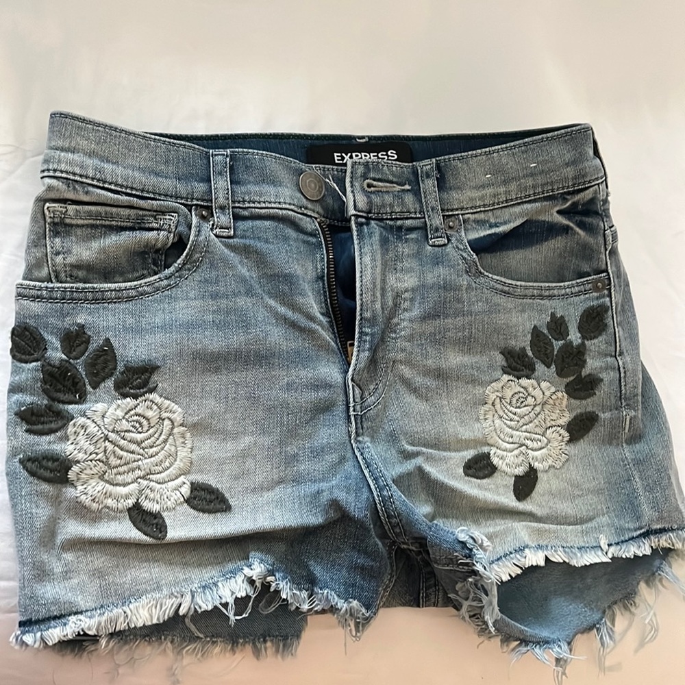 Floral design high rise short shorts